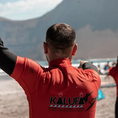 Instructor de kalufa surf school en famara